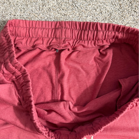 Vuori Performance Joggers in Sierra Heather Pink Red Size Medium DreamKnit - Picture 12 of 16